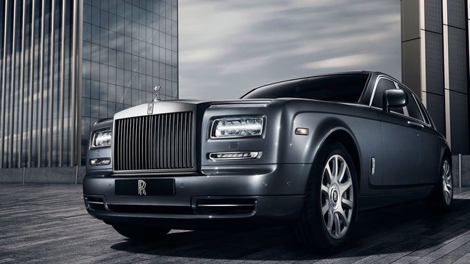 Existují luxusní auta, a pak je tu Rolls-Royce. Svému majiteli poskytuje absolutní klid a hvězdné nebe nad hlavou. Kolik stojí, na to se gentleman neptá.
