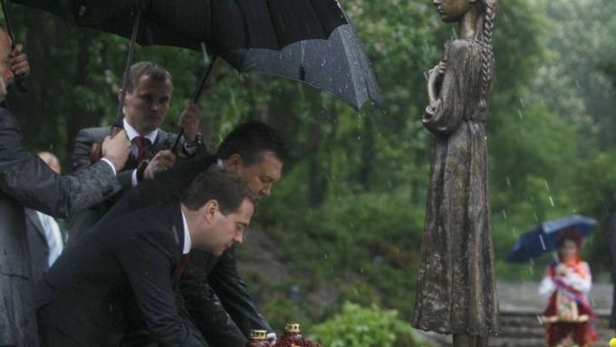 Medveděv a Janukovyč u památníku obětem hladomoru.