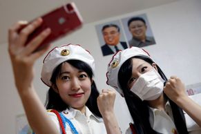 Obrazem: Uvnitř fanklubu KLDR. Mladí Japonci se fotí u portrétu Kima a převlékají se za jeho vojáky