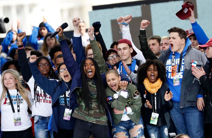 Účastníci washingtonské demonstrace za zpřísnění pravidel pro držení zbraní. Uprostřed nakrátko ostříhaná je Emma Gonzalez která přežila střelbu na škole v Parklandu