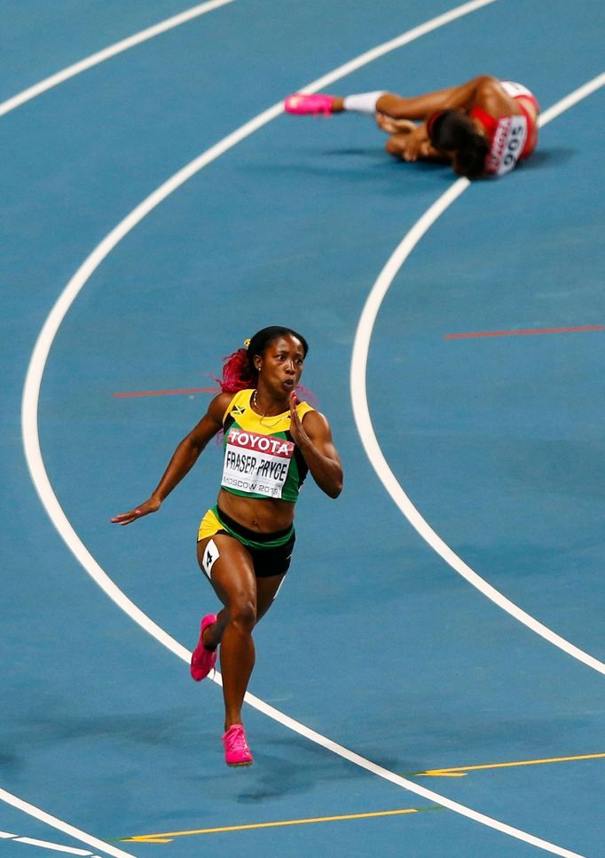 MS v atletice 2013, 200 m - finále: Shelly-Ann Fraserová-Pryceová a zraněná Allyson Felixová