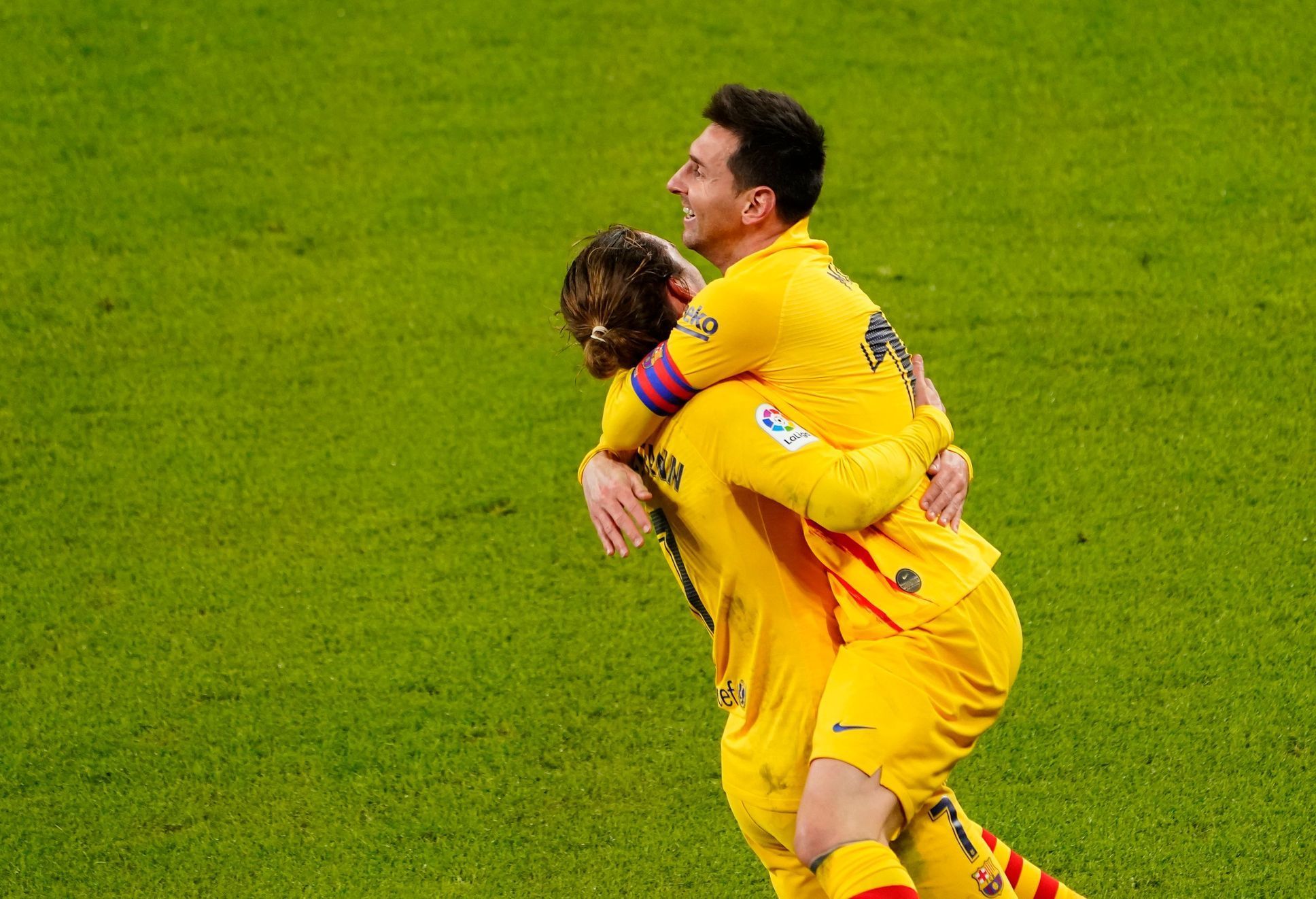 Lionel Messi a Antoine Griezmann slaví branku Barcelony
