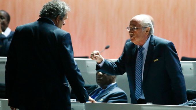 Michel Platini (vlevo) a Sepp Blatter