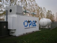 Vlevo elektrolyzér vyrábějící vodík a kyslík z vody, vpravo tank na uskladnění vodíku ve vesnici Vestenskov