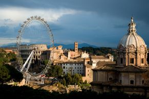 Řím je obří skanzen, u Kolosea by mohl jezdit Disneyho vlak, ukazují vize architekti