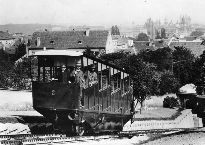 Archivní fotografie z historie provozu lanovky na Petřín. Nedatováno