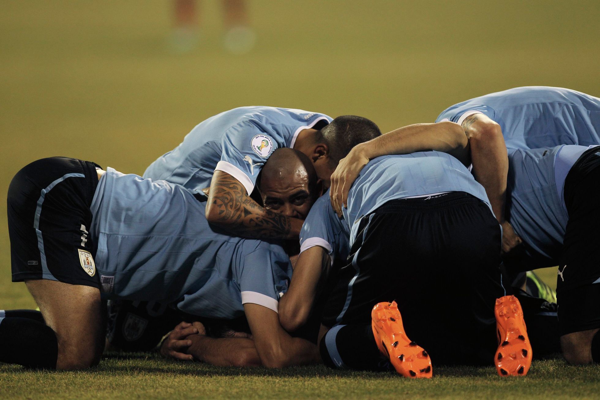 Fotbalisté Uruguaye slaví gól v baráži proti Jordánsku