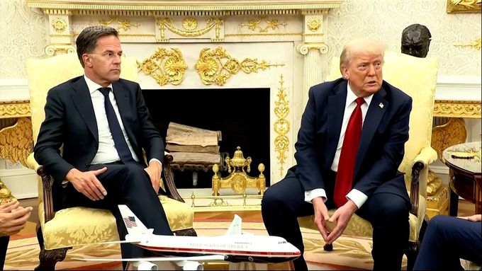 "Máme s Putinem příjemný rozhovor a pak v noci vyletí rakety na Kyjev," postěžoval si Trump