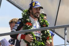 Alonso se v Le Mans proměnil v usměvavého samuraje. Na cestě k trojkoruně ho teď čeká velké dilema