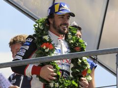 Fernando Alonso na stupních vítězů v Le Mans.