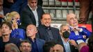 Zde je Silvio Berlusconi zachycen v hledišti fotbalového stadionu spolu s Adrianem Gallianim (vpravo) při utkání AC Monza proti Turínu. 13. 8. 2022