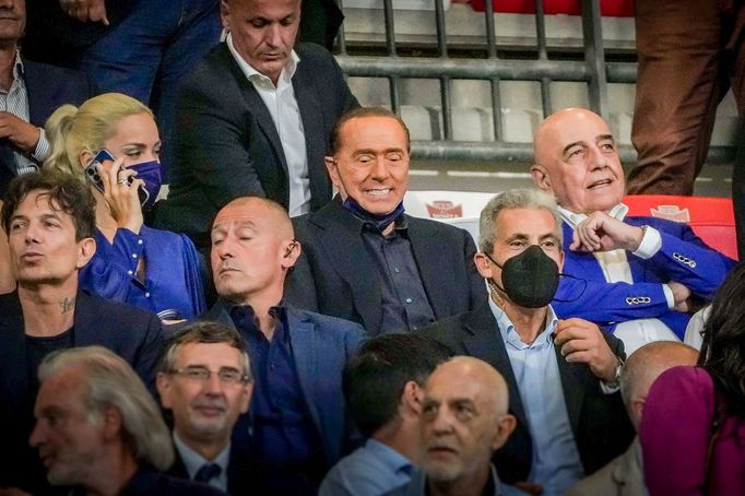 Zde je Silvio Berlusconi zachycen v hledišti fotbalového stadionu spolu s Adrianem Gallianim (vpravo) při utkání AC Monza proti Turínu. 13. 8. 2022