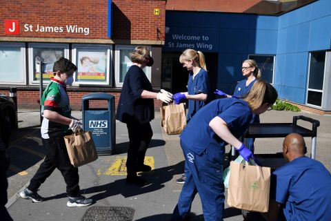 Nakažených může být polovina Britů, virus se nepozorovaně šíří měsíce, tvrdí vědci