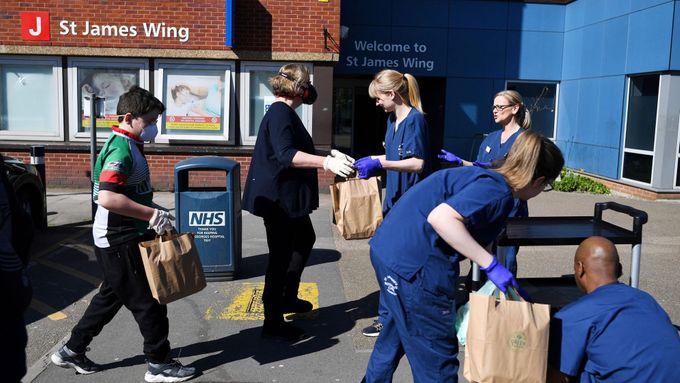Dobrovolníci nosí jídlo zdravotníkům přímo do jedné z londýnských nemocnic.
