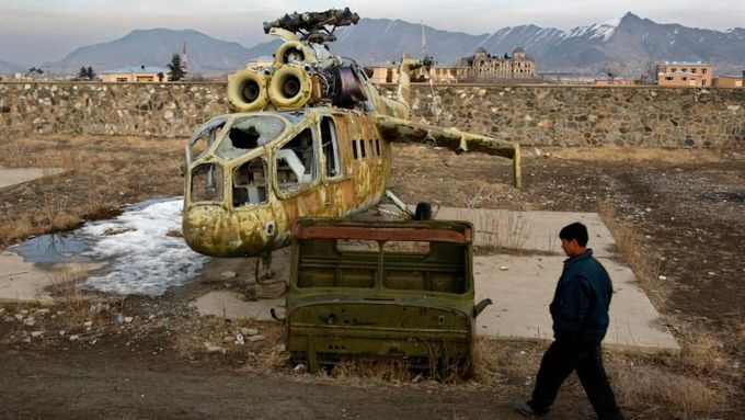 Zbytky sovětského vrtulníku, které zůstaly po roce 1989 v Afghánistánu.