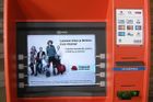 Novinka v Česku: Mobilní bankomaty jezdí na festivaly