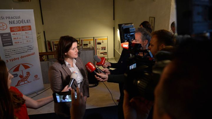 Daňovou slevu na nepracující manželku chce Maláčová jen pro ty, kdo o někoho pečují