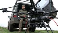 Ukrajinský operátor dronů s volacím znakem "Platon" popisuje svou práci během přestávky při opravách a testování dronů v Dněpropetrovské oblasti. Jeho jednotka hraje klíčovou roli v obraně vůči ruským útokům.