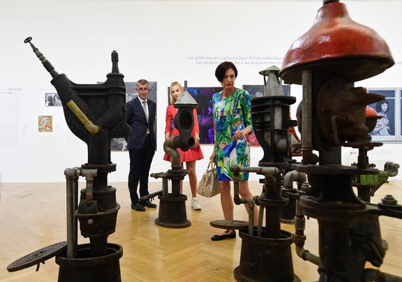 Premiér Andrej Babiš s dcerou Vivien (vzadu) si prohlížejí díla Karla Nepraše. Vpravo je autorka výstavy Zuzana Brikciusová.