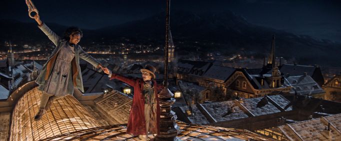 Timothée Chalamet jako Willy Wonka a Calah Lane v roli Noodle.