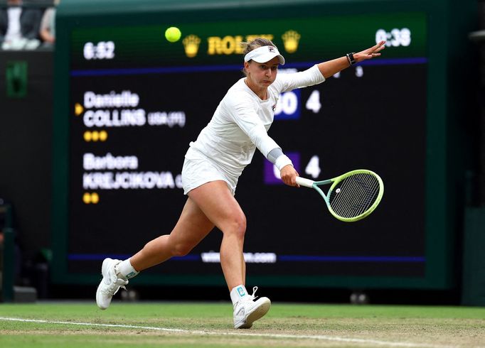 Barbora Krejčíková v osmifinále Wimbledonu 2024 s Danielle Collinsovou