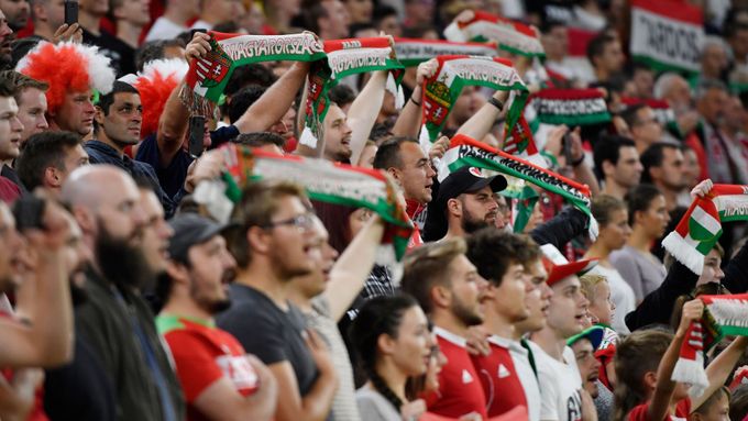 Maďarští fanoušci při zápase kvalifikace MS 2022