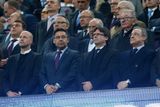 ... jenž zaujal místo blízko prezidenta Barcelony Josepa Marii Bartomeua (druhý zprava) i prvního muže madridského Realu Florentina Pereze (vpravo).