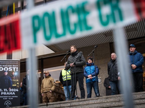 Ministr vnitra Vít Rakušan (STAN) před demonstranty za lepší podmínky pro bezpečnostní sbory, 21. listopadu 2024