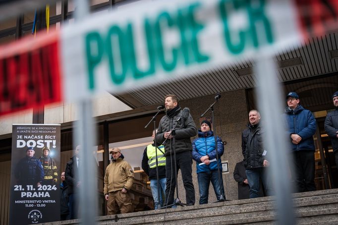 Ministr vnitra Vít Rakušan (STAN) před demonstranty za lepší podmínky pro bezpečnostní sbory, 21. listopadu 2024
