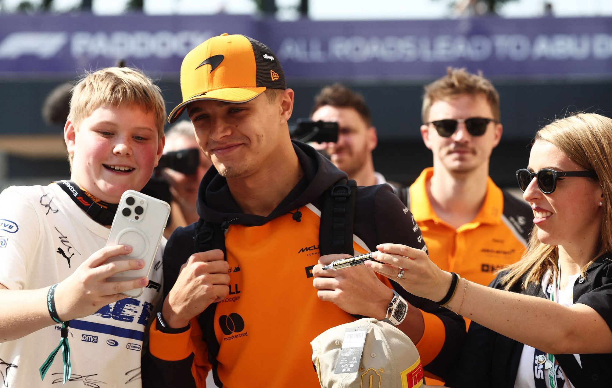 Oscar Piastri, McLaren přichází do paddocku před VC Abú Zabí formule 1