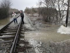 Železniční násep, který od sebe dosud odděloval dvě části obřího jezera nad obcí Jevišovka na Břeclavsku, začal přetékat a dokonce se na jednom místě protrhl.