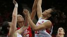 Česká basketbalistka Petra kulichová se snaží dostat míč do sítě přes Číňanky Xiaoli Čenovou a Song Gaovou v turnaji OH 2012 v Londýně.