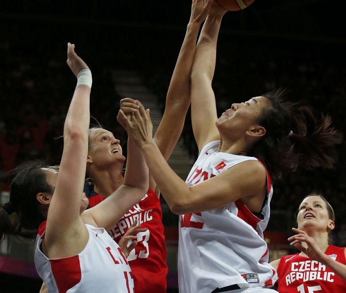 Česká basketbalistka Petra kulichová se snaží dostat míč do sítě přes Číňanky Xiaoli Čenovou a Song Gaovou v turnaji OH 2012 v Londýně.