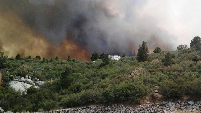 Požár se šíří v obrovských vedrech. V Phoenixu a okolí naměřili 48 stupňů.