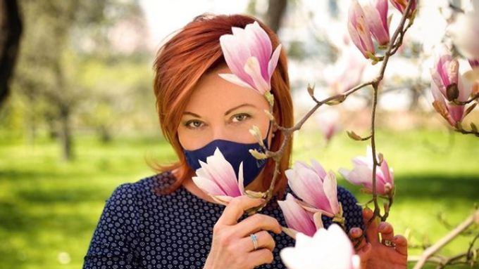 Alena Schillerová coby ministryně financí v háji magnolií.