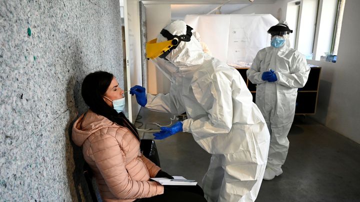Na silvestra přibylo 13 tisíc nakažených, pozitivních byla rekordní polovina testů