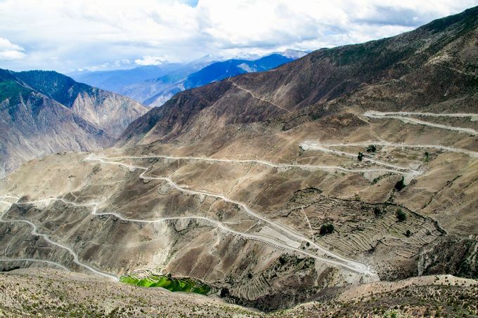 Dálnice S'-čchuan - Tibet v Číně. Fotografie ukazující vybrané nebezpečné silnice a cesty v zahraničí.