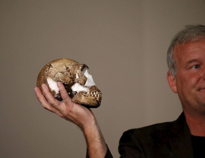 Objevitel nálezu profesor Lee Berger drží repliku lebky nově objeveného druhu, nazvaného Homo naledi.