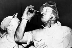Tělo legendy F1 Fangia bude exhumováno kvůli testu otcovství