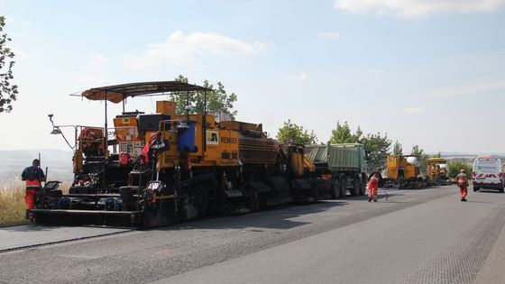 Stroj provádí takzvanou recyklaci za tepla, což je sanační postup, který cíleně změní strukturu krytu i ložné vrstvy vozovky a obnoví její užitné vlastnosti.