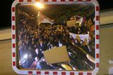 O konání protestu bylo rozhodnuto v sobotu. V neděli se sešlo v Pelléově ulici kolem pěti set lidí s tibetskými vlajkami, svíčkami a transparenty.