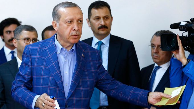 Turecký prezident ve volební místnosti.
