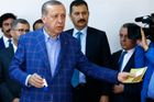 Turci hlasují o změnách ústavy. Pokud je schválí, Erdoganova moc strmě vzroste