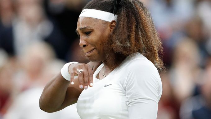 Plačící Serena Williamsová po skreči v prvním kole loňského Wimbledonu.