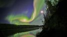 Zelené a červené záblesky polární záře nad Whitehorse na Yukonu v noci 3. září 2012 na fotografii vydané NASA.