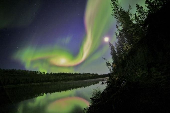 Zelené a červené záblesky polární záře nad Whitehorse na Yukonu v noci 3. září 2012 na fotografii vydané NASA.