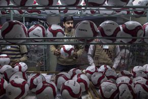 Výroba míčů a hokejek v Pakistánu. Tady se rodí balóny pro celý svět