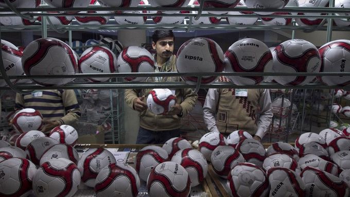Výroba míčů a hokejek v Pakistánu. Tady se rodí balóny pro celý svět