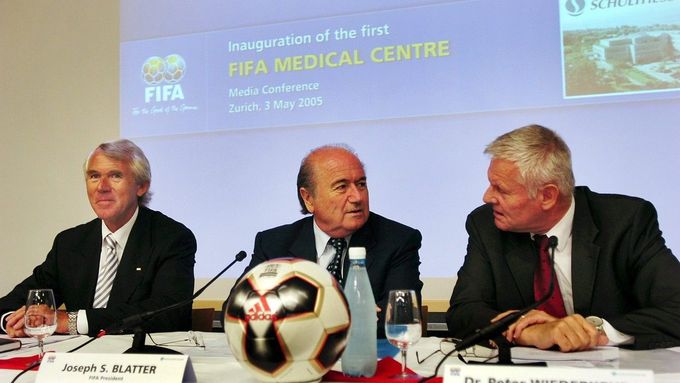 Jiří Dvořák (vlevo) se Seppem Blatterem