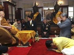 Nejvyšší thajský buddhistický mnich Jeho Svatost Somdet Pra Nijanasamvara Somdet Pra Sangaraja přijímá nového ministerského předsedu Surajuda Čulanonta a jeho ženu v klášteře Wat Bowonniwet v Bangkoku.